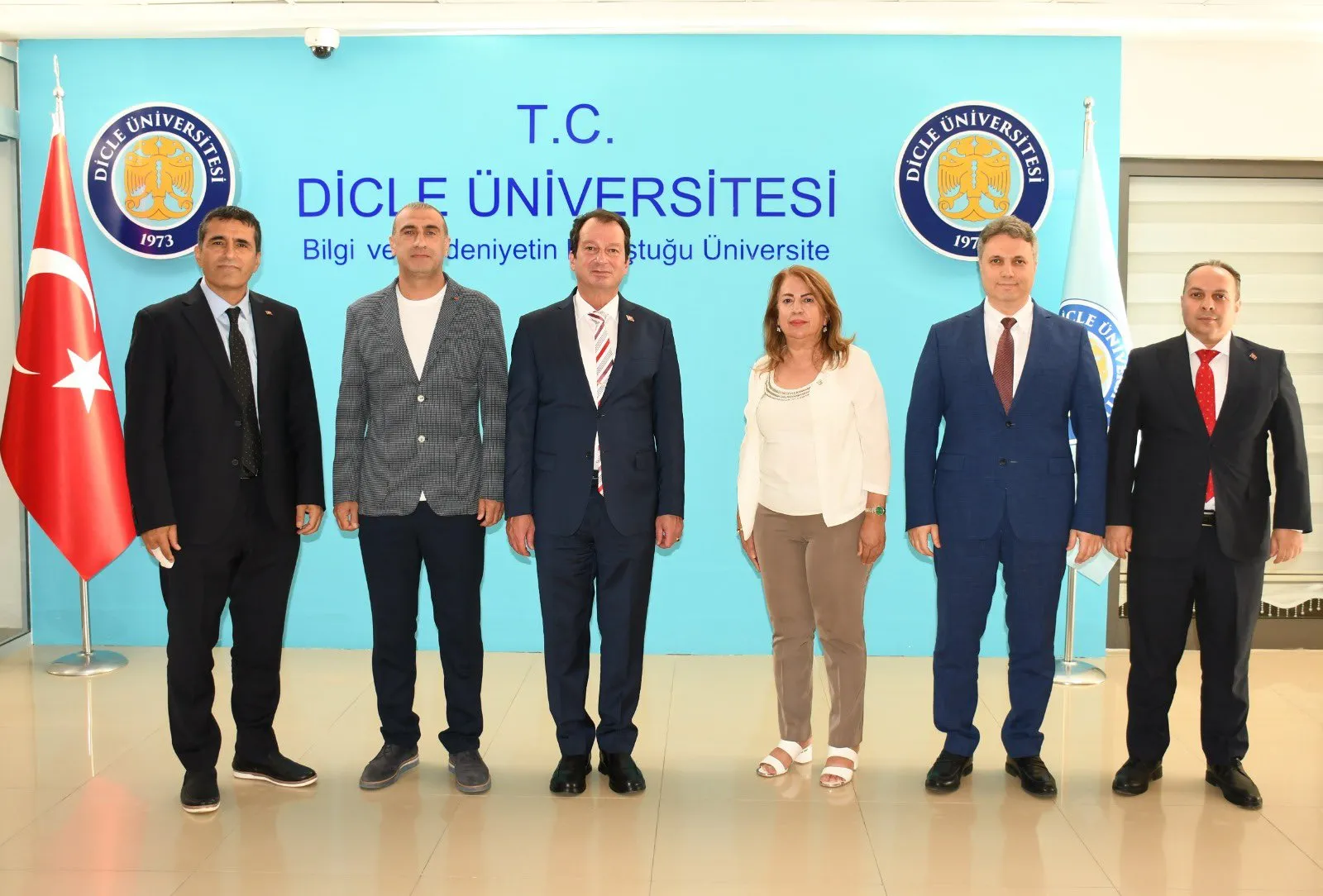 Dicle Üniversitesi Kampüsünde ‘Havuzbaşı’ Dönüşümü: Rektör Eronat’tan Proje Mimarlarına Özel Plaket
