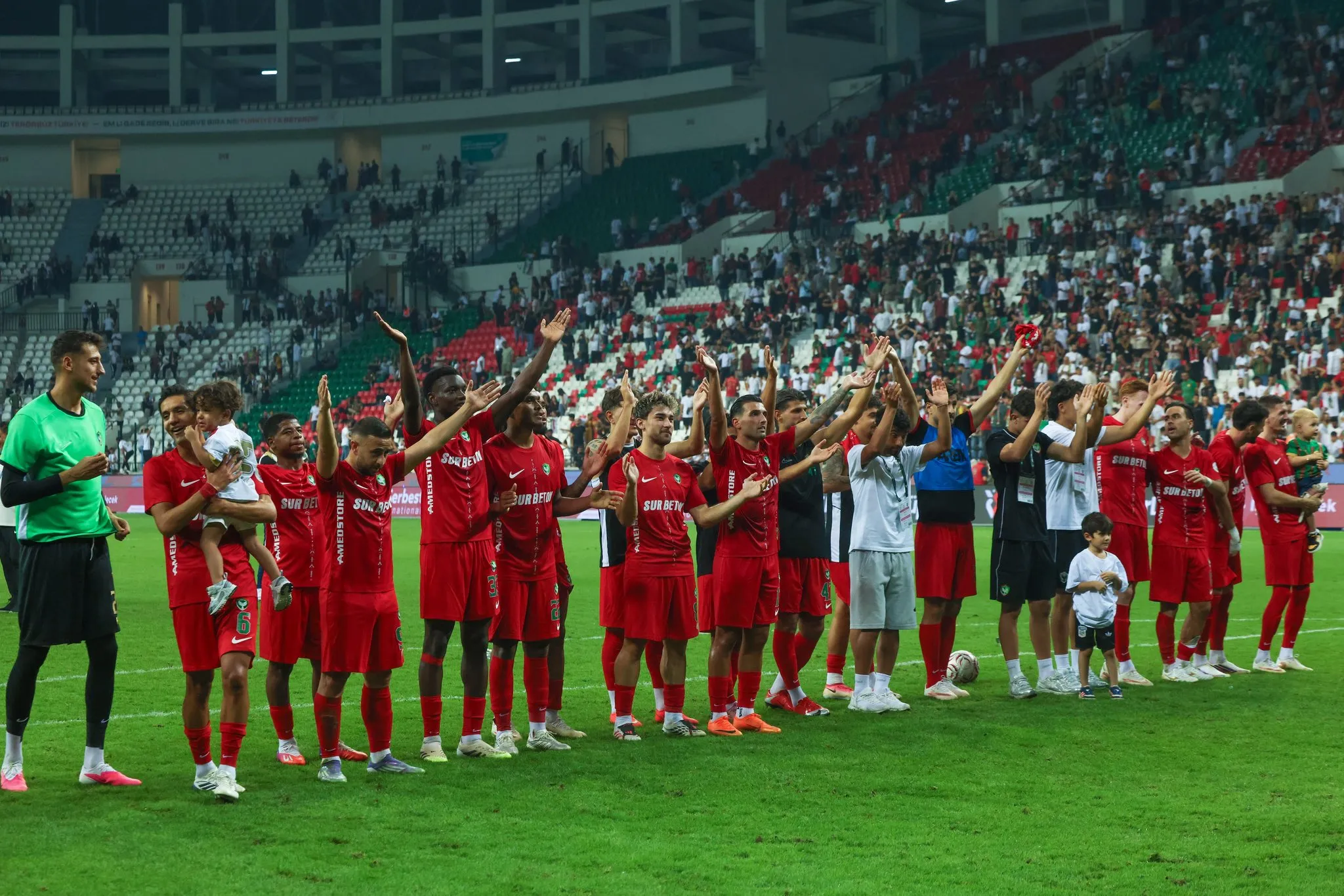 Diyarbakır’da 5 Yıldızlı Gece: Amedspor, Başakşehir’i Gol Yağmuruna Tuttu!