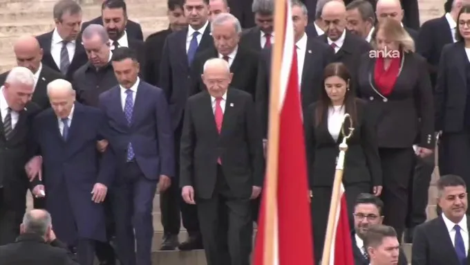 Cumhuriyet’in 103. Yılında Siyasette Sürpriz Görüntü: Bahçeli ve Dervişoğlu Anıtkabir’den Kol Kola İndi