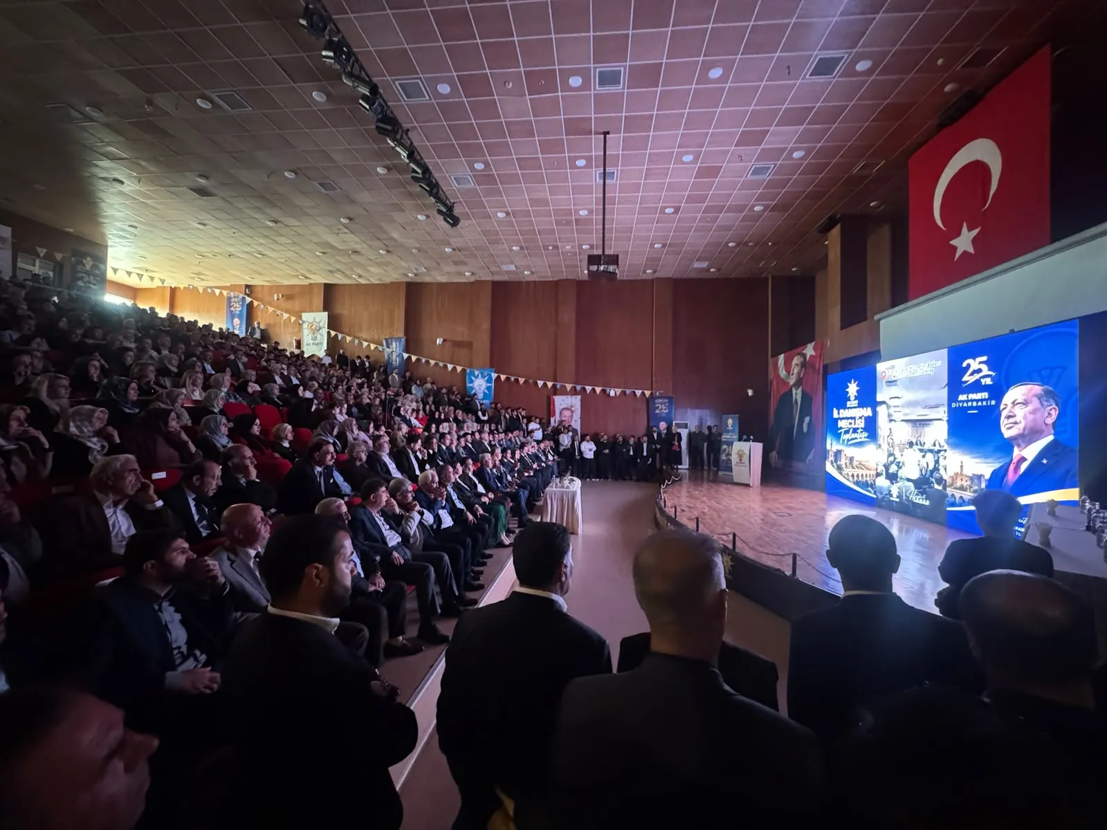 AK Parti Diyarbakır İl Danışma Meclisinde Liyakat ve İmar Eleştirisi