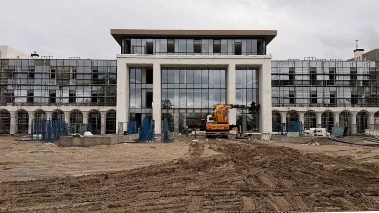 Dicle Üniversitesi’nin Yeni Rektörlük Binası Hizmete Gün Sayıyor