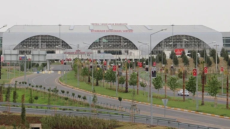 DEM Parti’den Diyarbakır Havalimanı Tepkisi: “Diyarbakır’a Uçmak da Mesele, Uçuşlara Güvenmek de!”