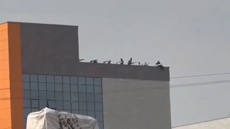 Diyarbakır Şehir Hastanesinde Haklarını Alamayan İşçiler Çatıya Çıktı