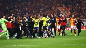 Galatasaray Derbiyi kazandı, Son Düdükle Saha Karıştı: İki Kırmızı Kart