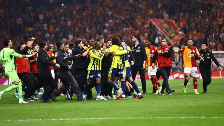 Galatasaray Derbiyi kazandı, Son Düdükle Saha Karıştı: İki Kırmızı Kart