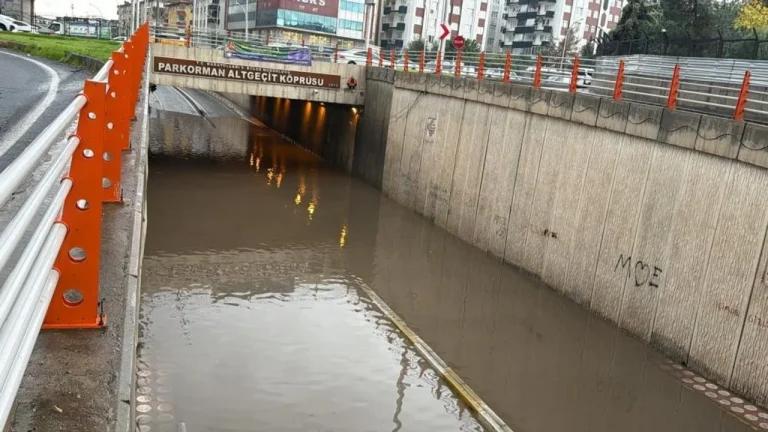 Diyarbakır’da Sağanak Yağış Hayatı Felç Etti!