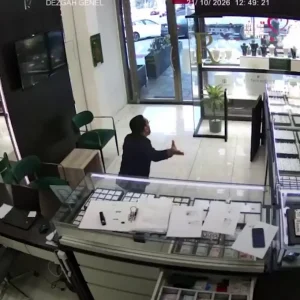 Esenyurt’ta Kuyumcuya Silahlı Saldırı: “Senin İçin Adam Vururum” Dedi, Eczacıyı Vurdu